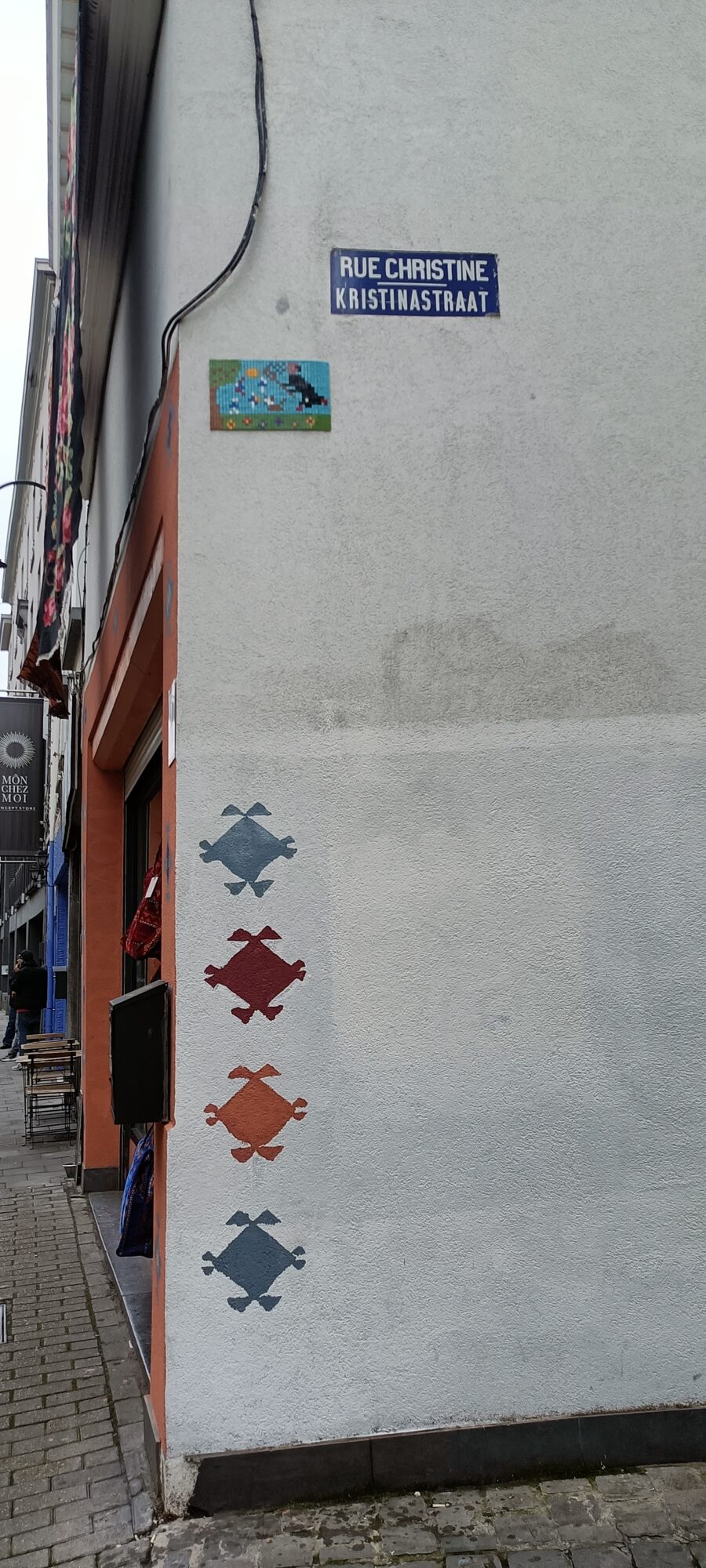 Oiseau noir en mosaïque, rue Christine — Street art à Bruxelles