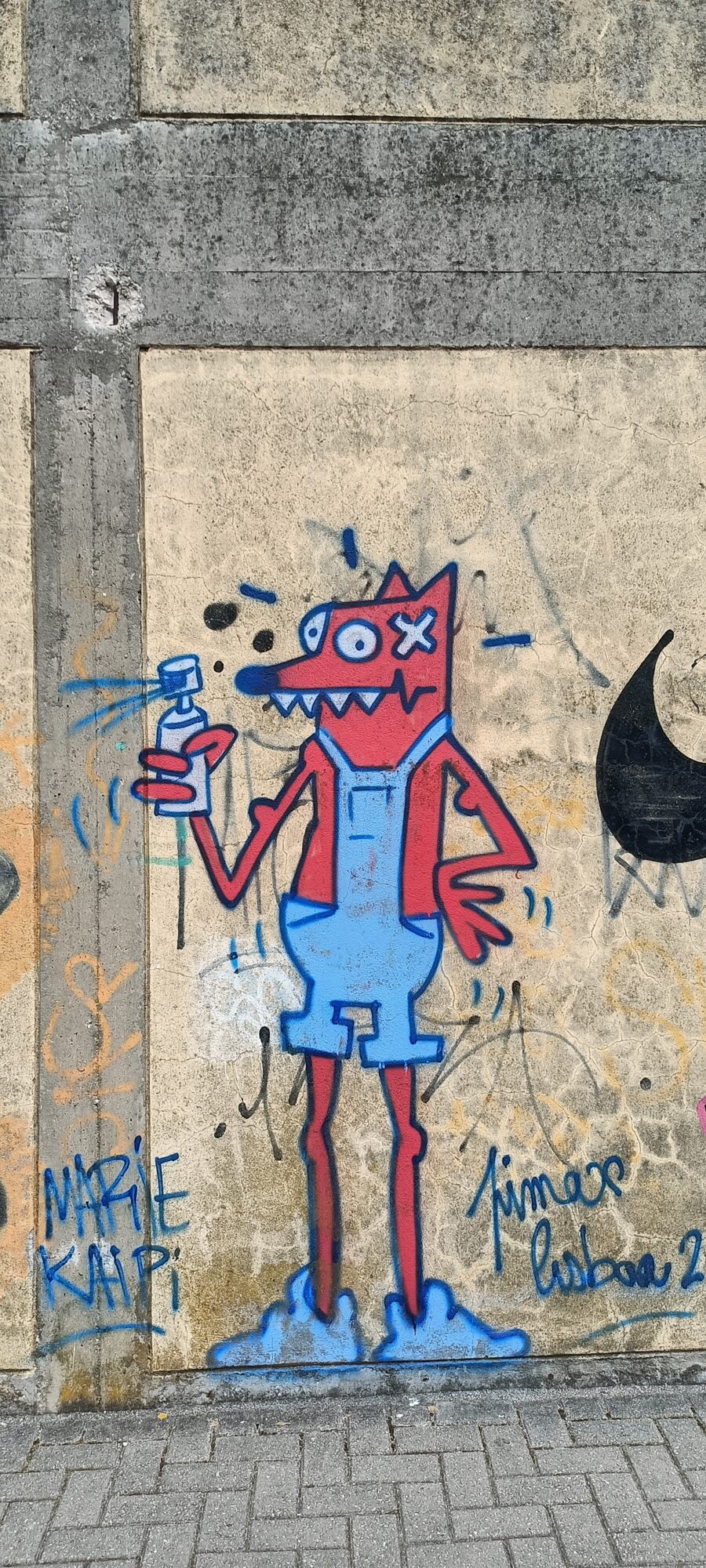 Renard rouge à la bombe aérosol — Street art à Almada