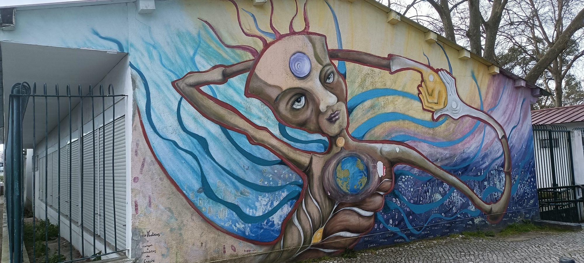 Être Cosmique à l'Œil du Monde — Street art à Lisbon