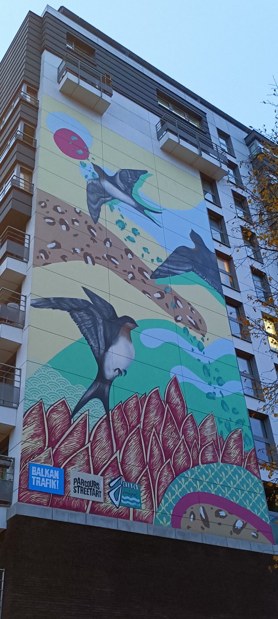 Up!, les hirondelles de Jana Danilović — Street art de Jana Danilović à Bruxelles