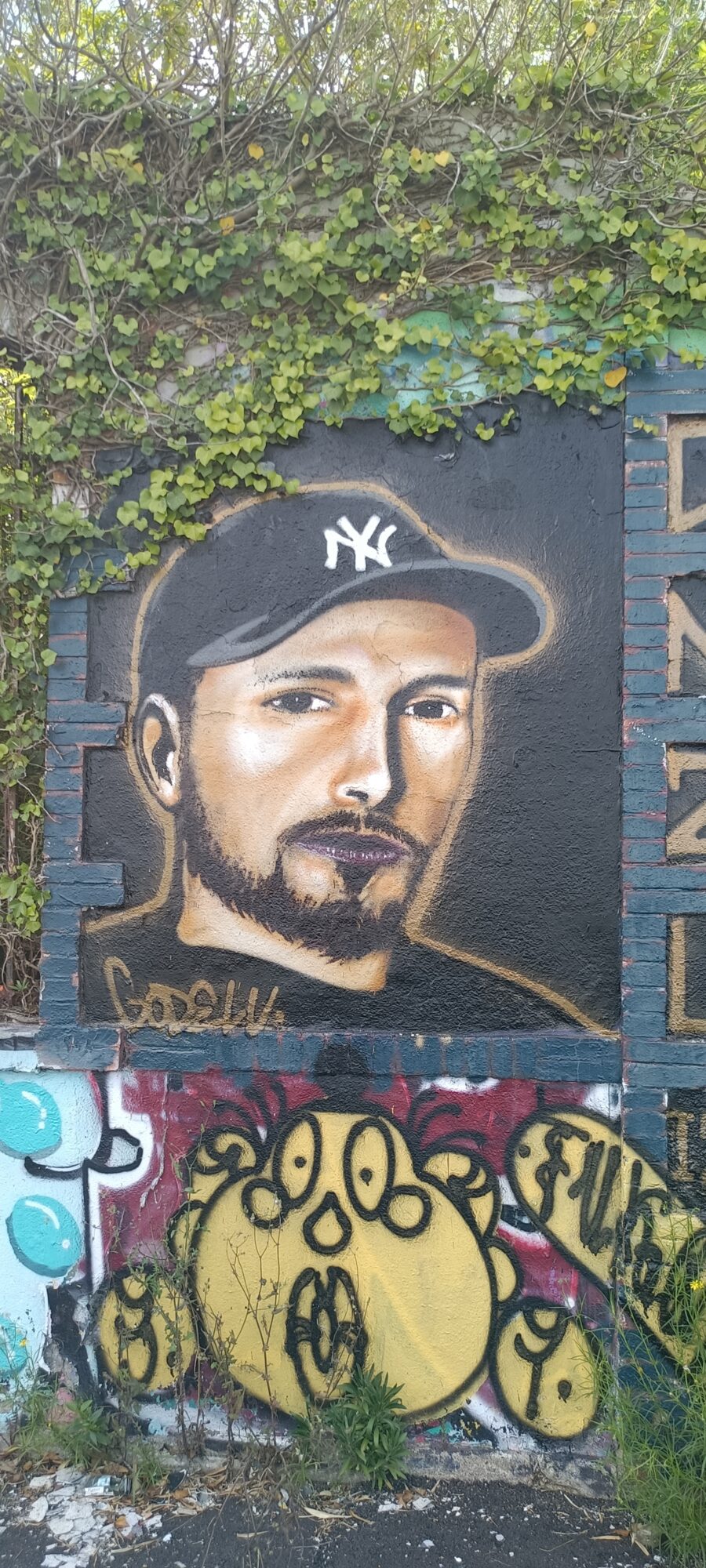 Portrait à la casquette NY par Godelu — Street art de Godelu à Nantes