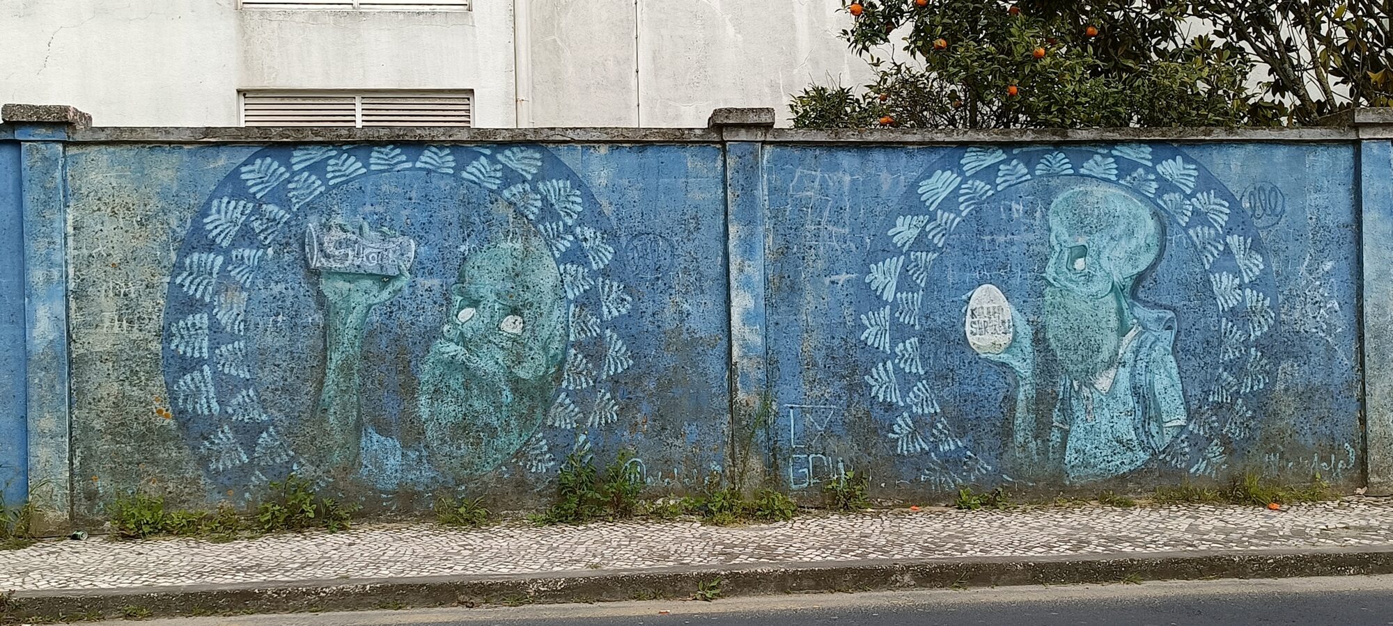 Blue medallions with laurel wreaths — Street art in Lisboa