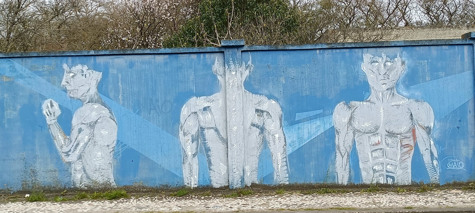Trois corps esquissés au trait blanc — Street art à Lisboa