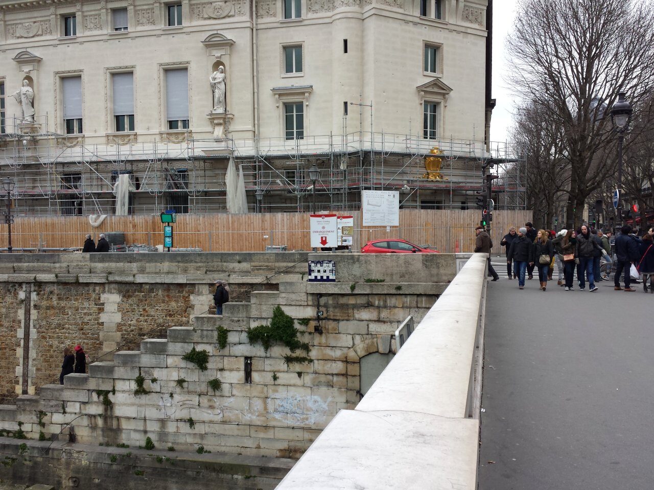 PA_394, Space Invader on Quai des Orfèvres — Street art by Invader in Paris