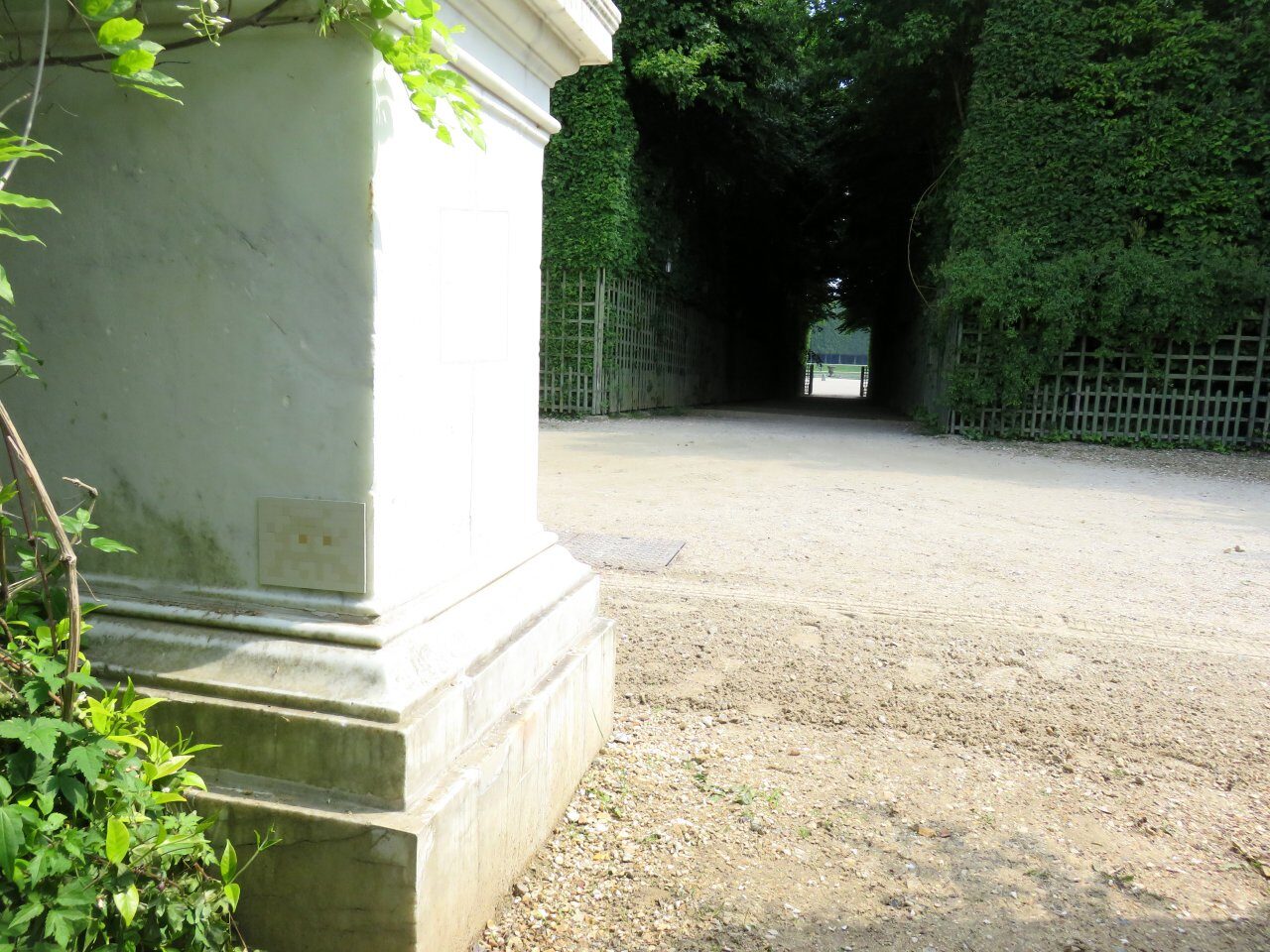 VRS_31, Space Invader on Allée du Petit Pont — Street art by Invader in Versailles