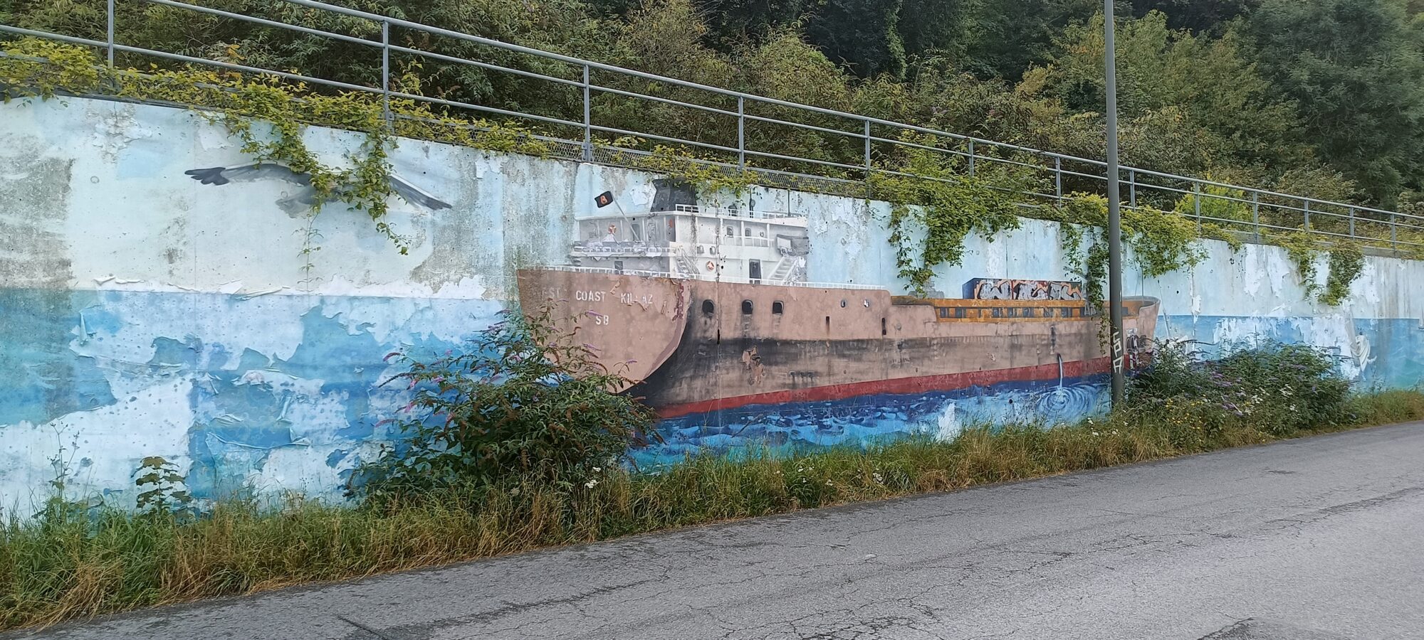 Cargo échoué sur le mur de l'écluse — Street art à Saint-Brieuc