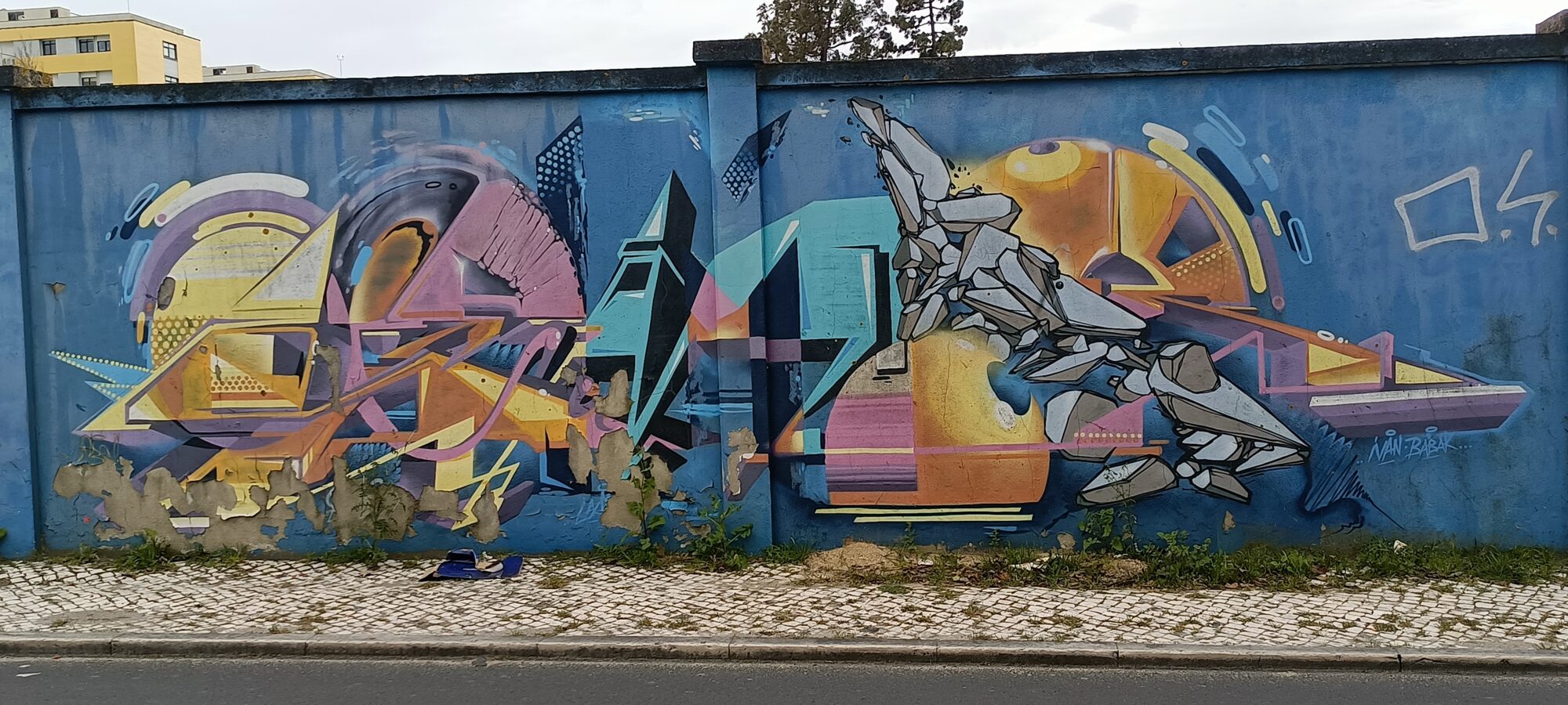 Éclats de cristal jaune et rose — Street art à Lisboa