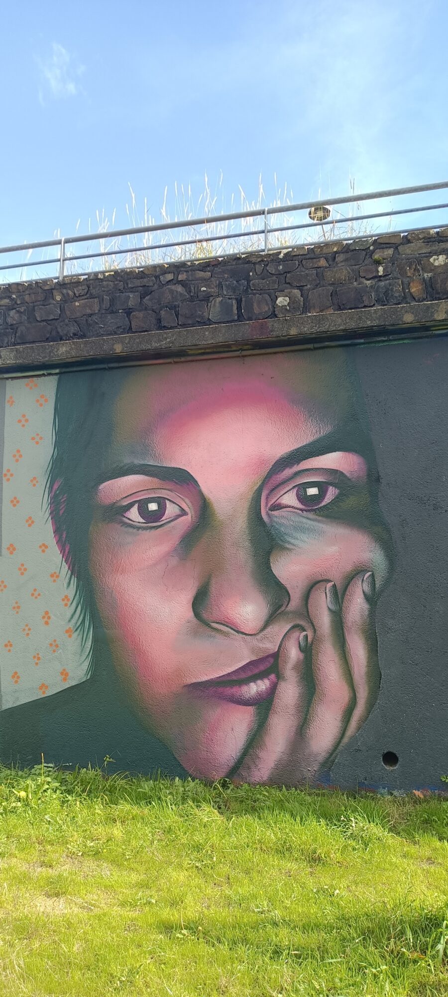 Portrait rose, main sur la joue — Street art à Nantes