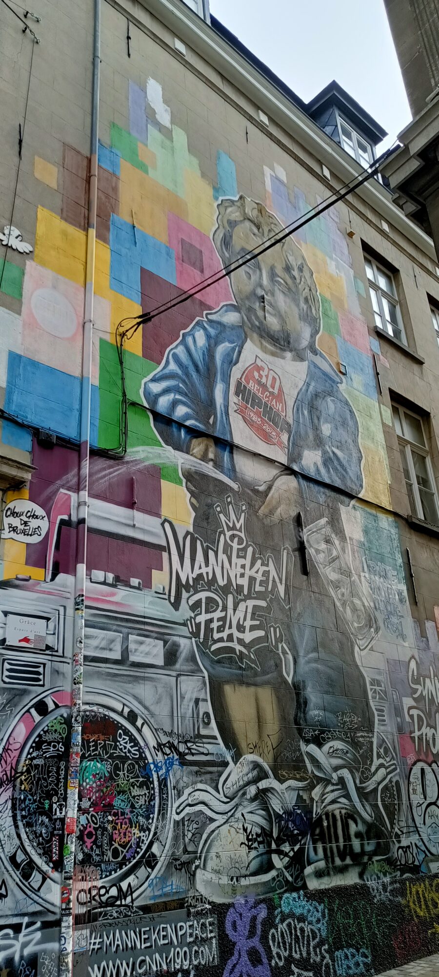 Manneken Peace by H.M.I. — Street art by H.M.I. in Bruxelles