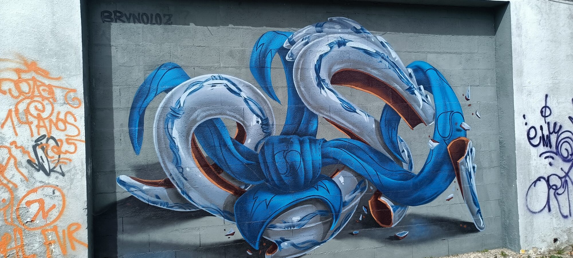 Nœud de rubans bleus par Brvnoloz — Street art de Bruno Loz Santos à Almada