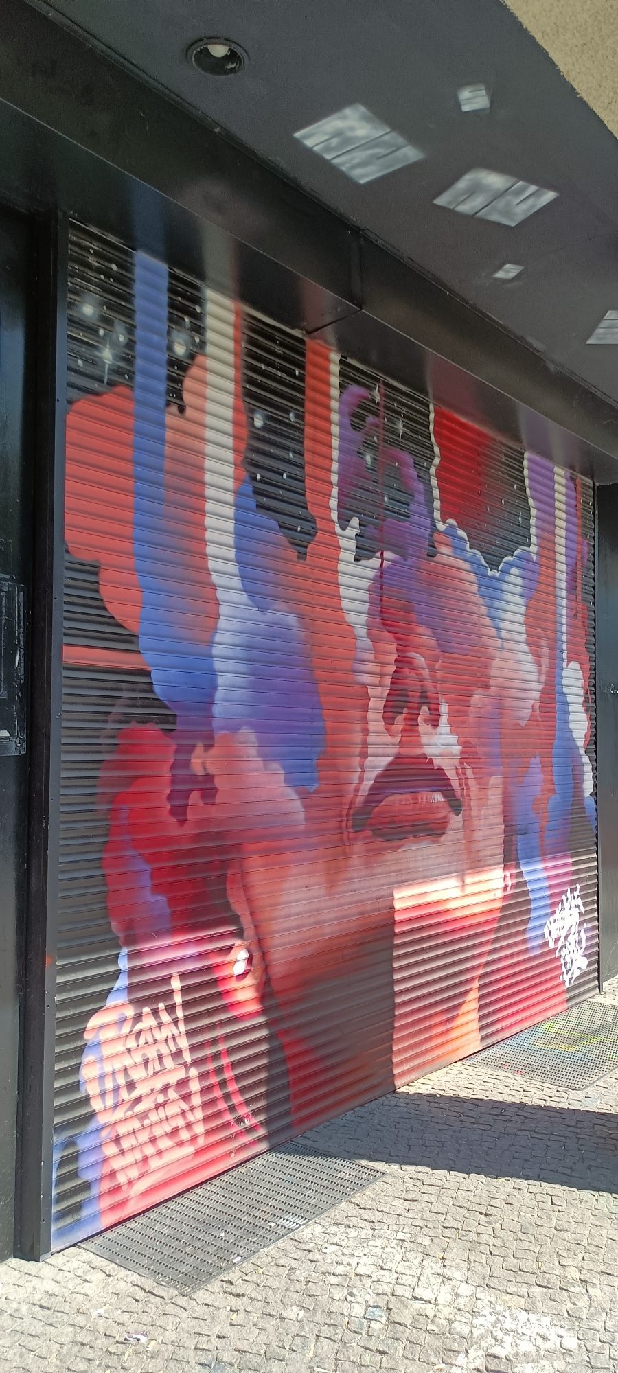 Visage dans les nuées rouges — Street art à Berlin