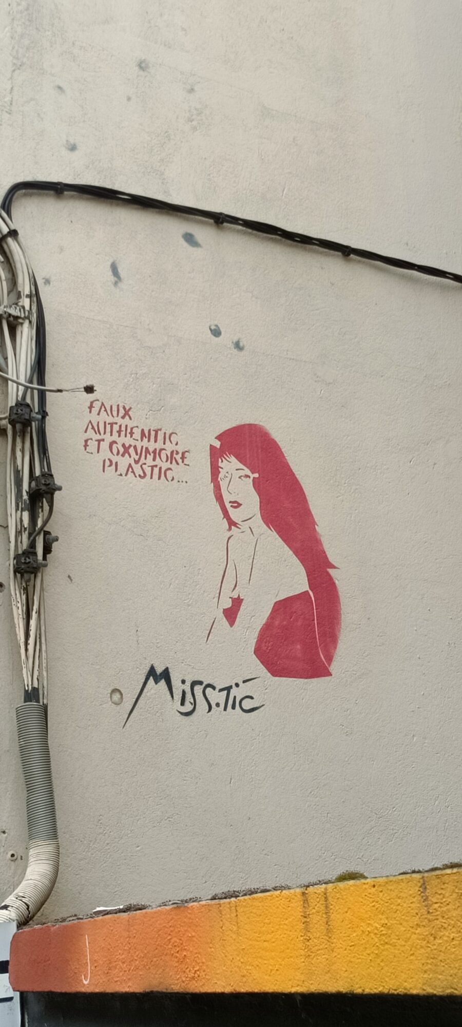 Faux authentic, pochoir de Miss.Tic — Street art de Miss tic à Saint-Brieuc
