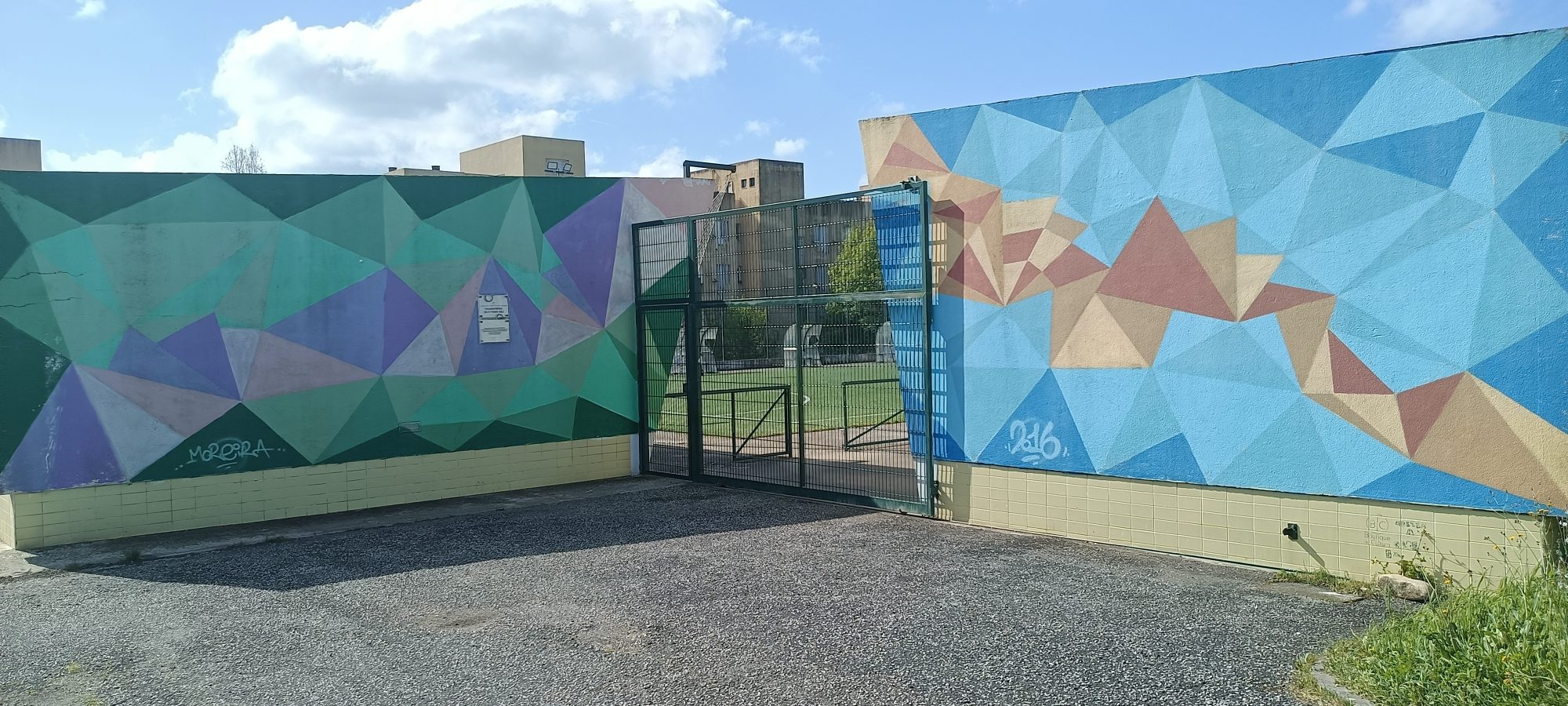 Fresques polygonales à l'entrée d'école — Street art à Lisbon