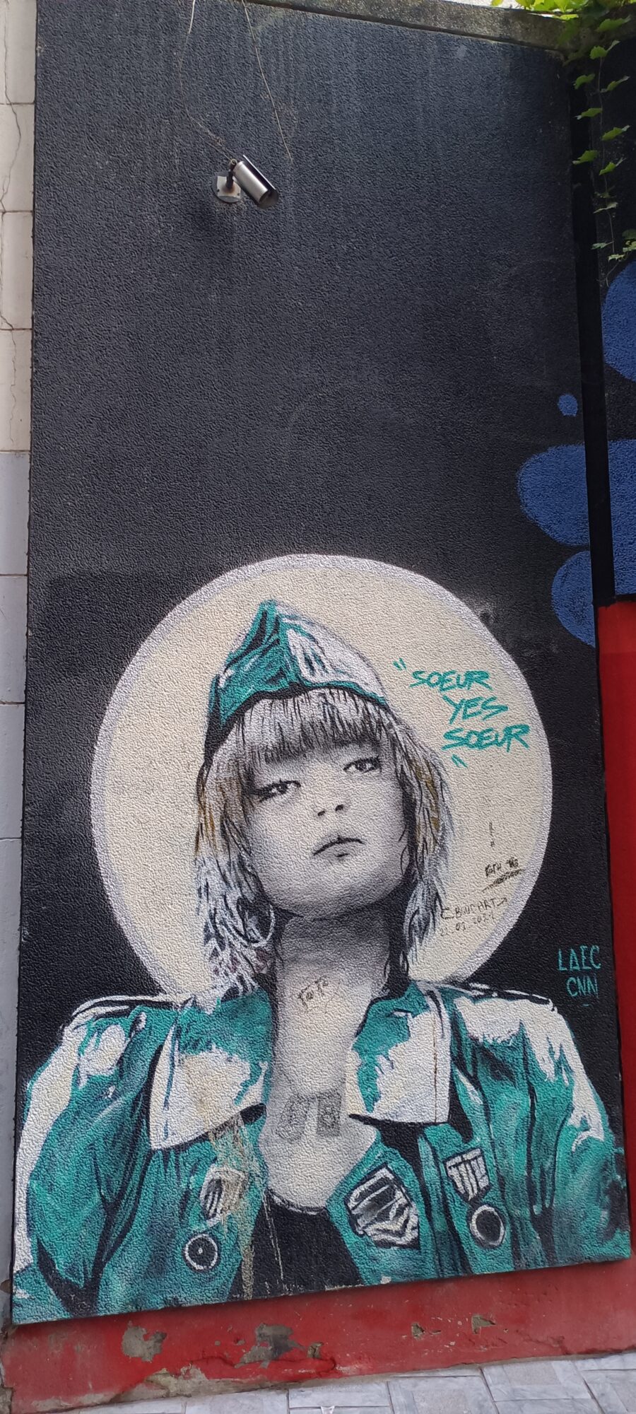 Soeur Yes Soeur, l'enfant à l'auréole — Street art de Laec à Bruxelles
