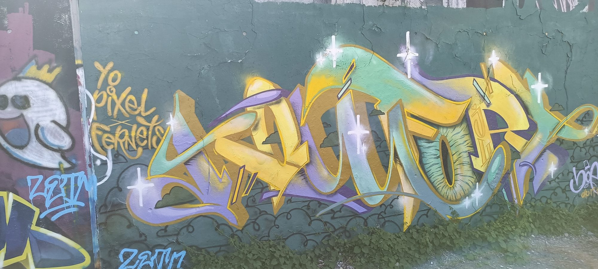 Golden Wildstyle with Crowned Ghost — Street art in Berlin