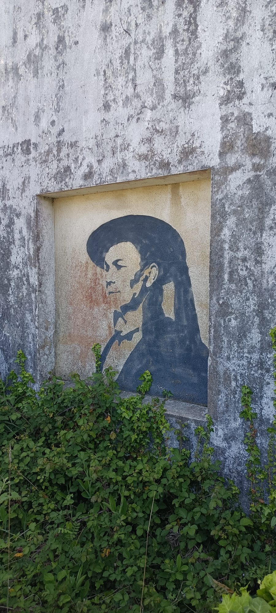 Portrait d'homme en chapeau noir — Street art à Carnac