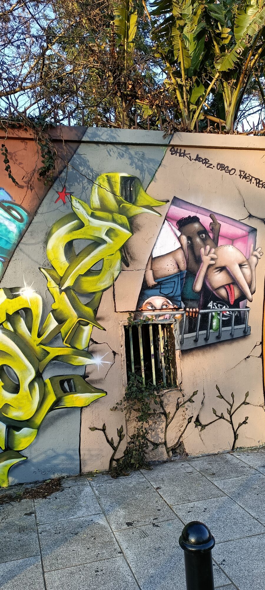 Lettrage jaune et balcon en trompe-l'oeil — Street art de Ador à Nantes