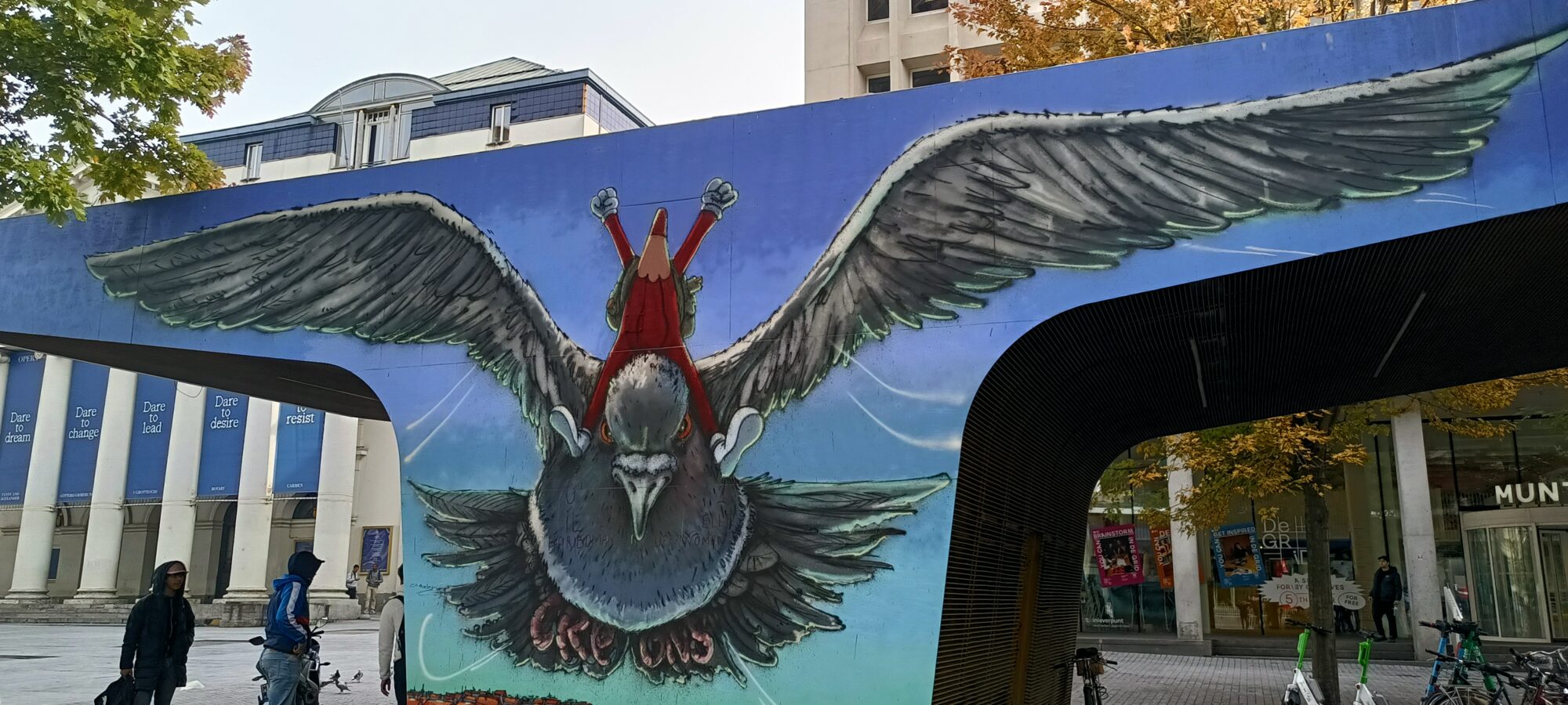 Le pigeon et le Crayon par Créons — Street art de Créons à Bruxelles