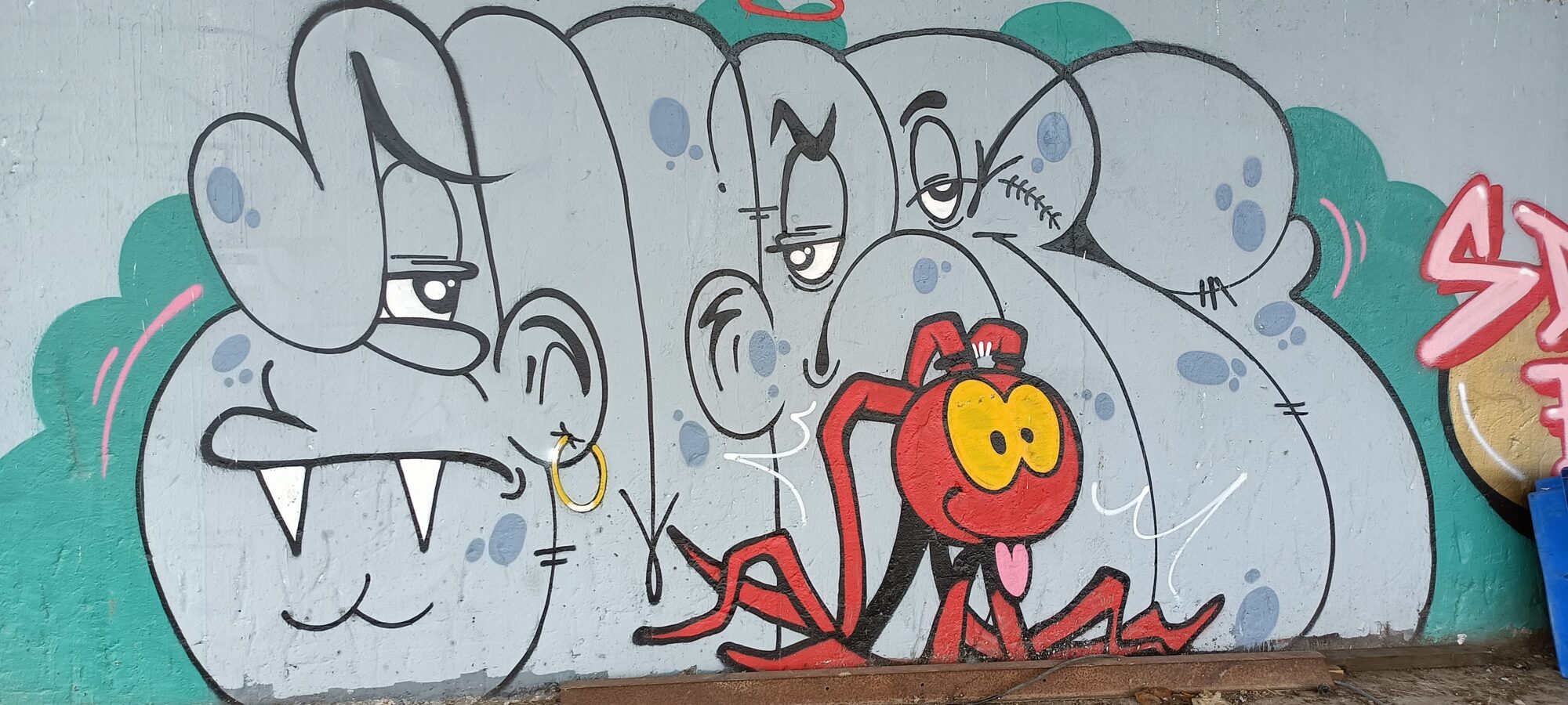 Lettrage gris et créature rouge — Street art à Plérin