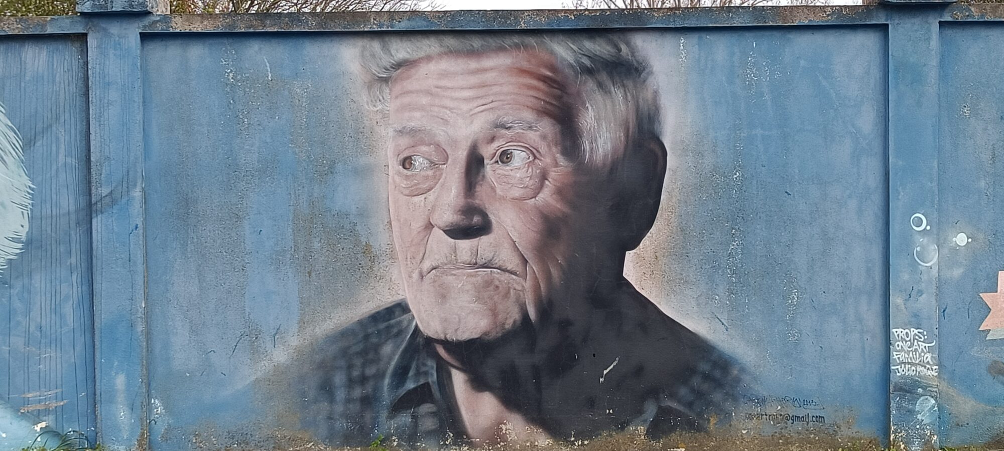 Portrait d'un ancien en chemise à carreaux — Street art à Lisboa