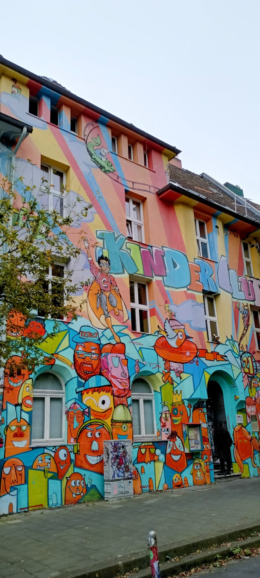 Kinder Club, la moitié gauche — Street art à Düsseldorf