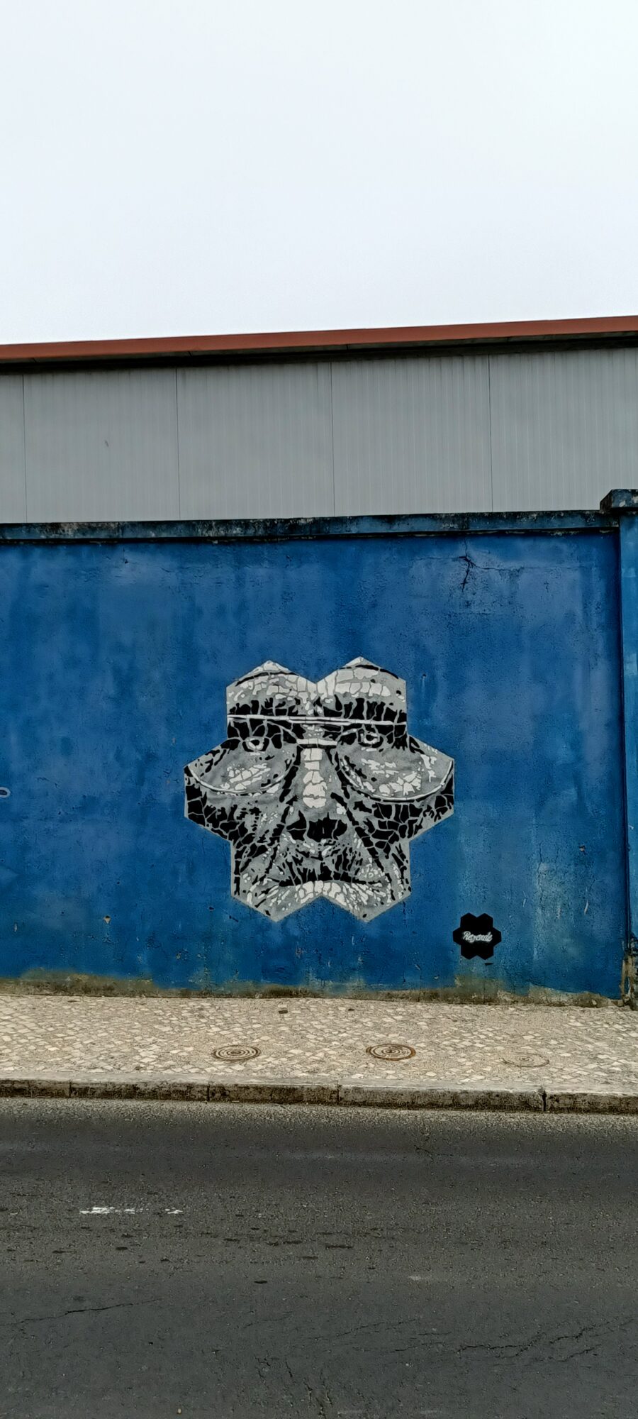 Étoile d'azulejos en noir et blanc — Street art de Add Fuel à Lisboa