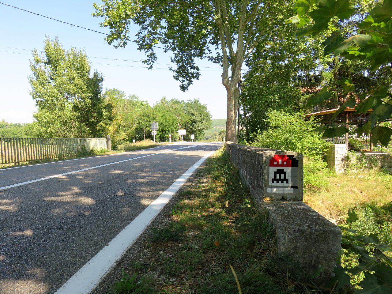LBR_01, Space Invader de la route de Céreste — Street art de Invader à Saint-Martin-de-Castillon
