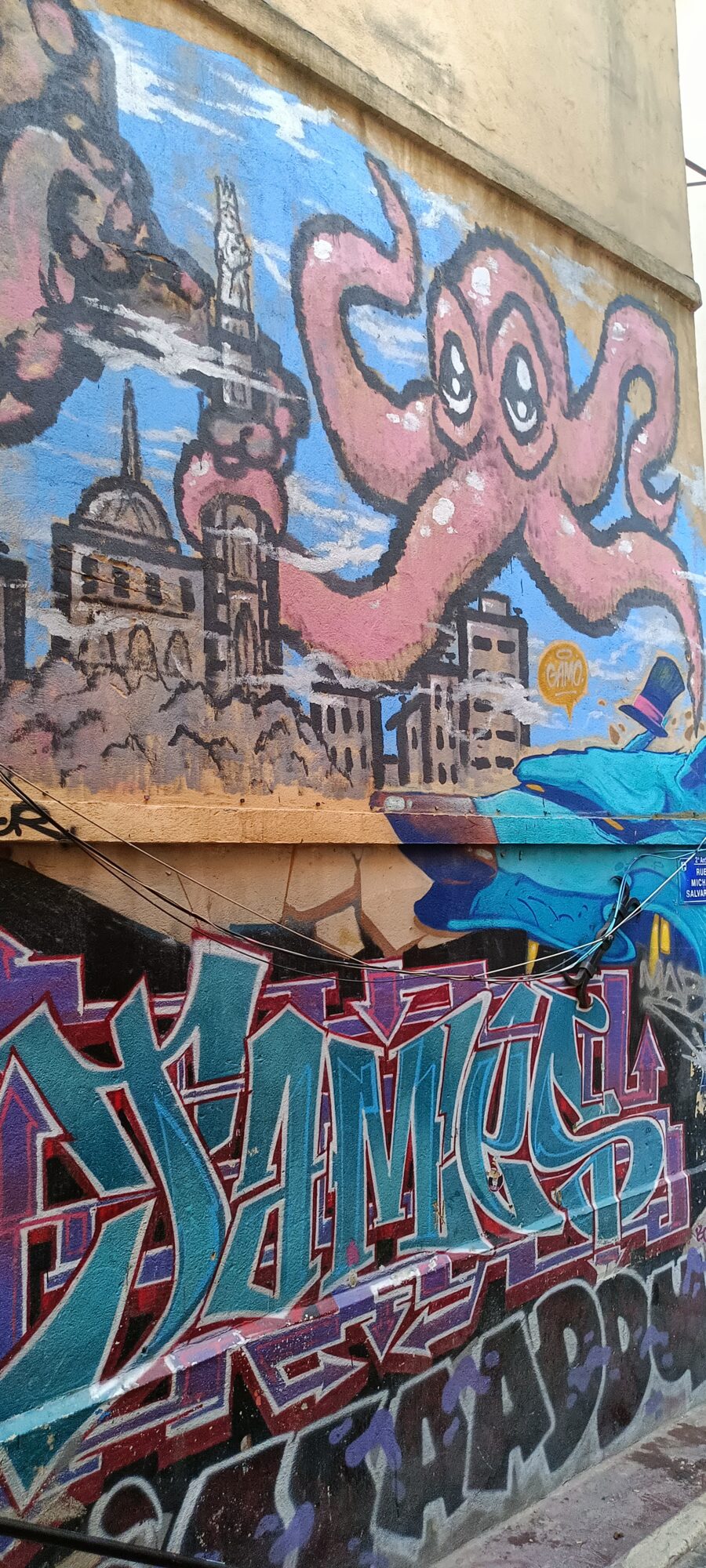 Pieuvre rose sur Marseille par Gamo — Street art de Gamo à Marseille