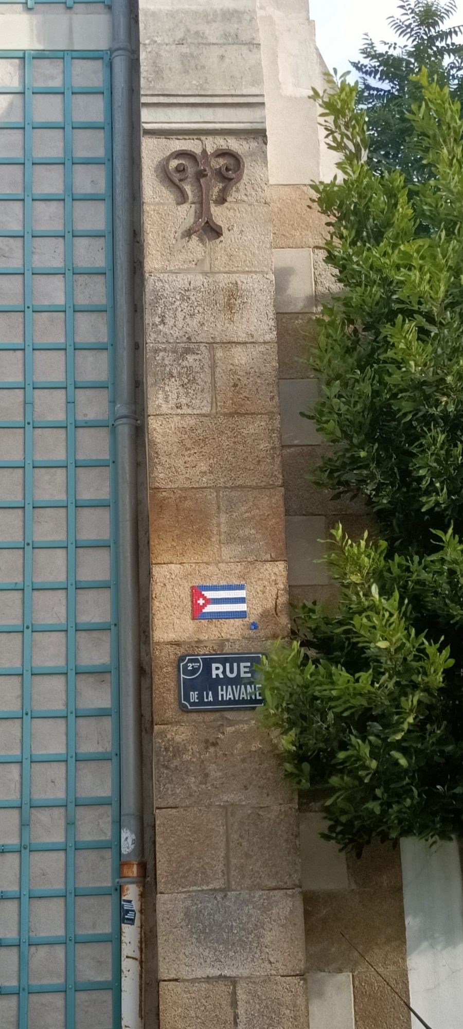 Cuban Flag of Rue de la Havane — Street art by Mifamosa in Nantes