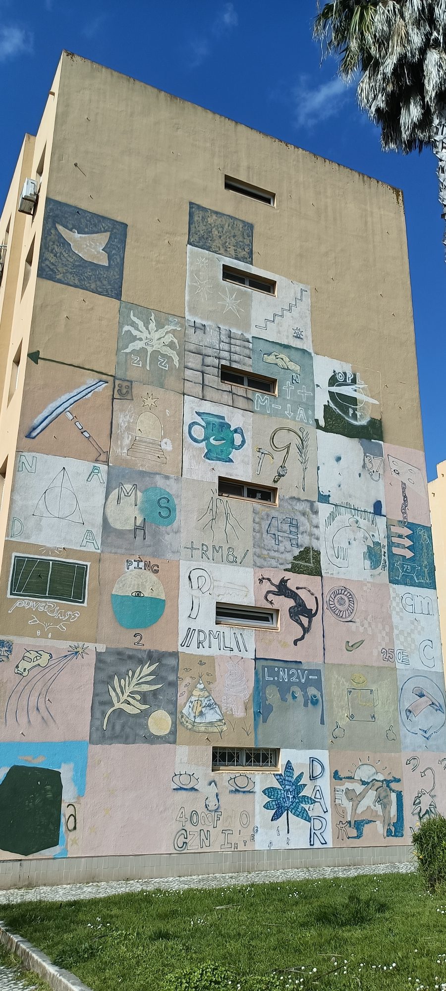 Mosaïque de cases graphiques collectives — Street art à Lisbon