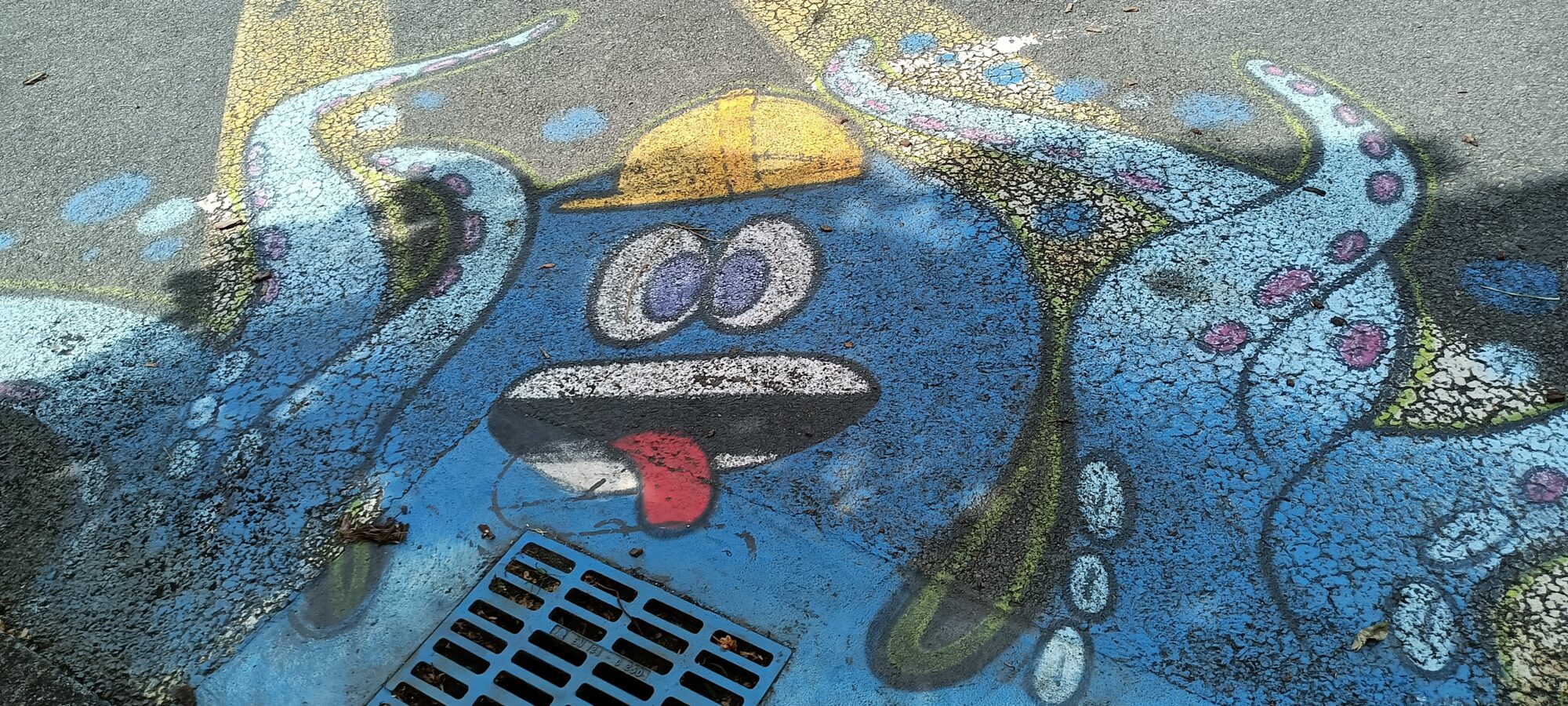 Pieuvre bleue peinte au sol — Street art à Yffiniac