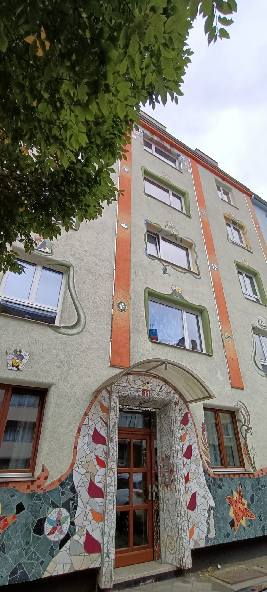 Portail en mosaïque de tesselles — Street art à Düsseldorf