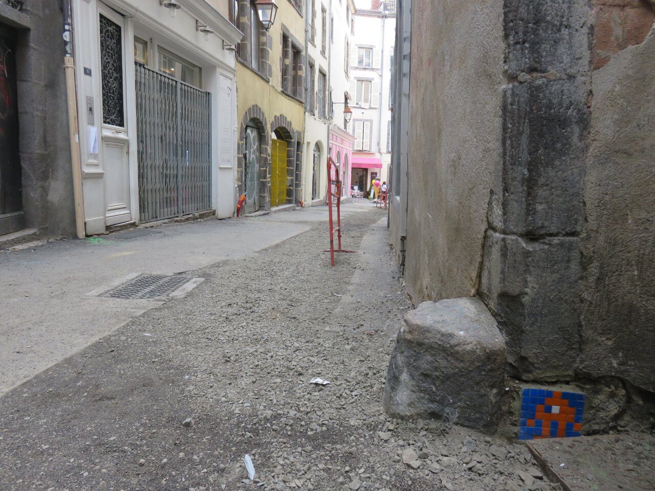 CLR_07, Space Invader de la rue des Chaussetiers — Street art de Invader à Clermont-Ferrand