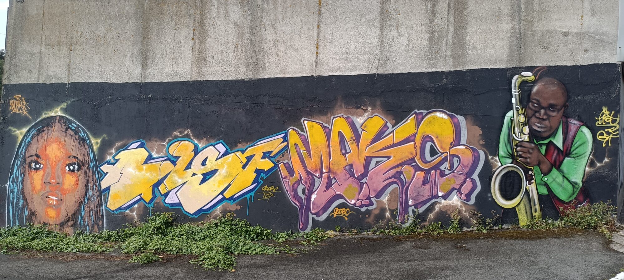 Visage, lettrage Mak et saxophoniste — Street art à Saint-Brieuc