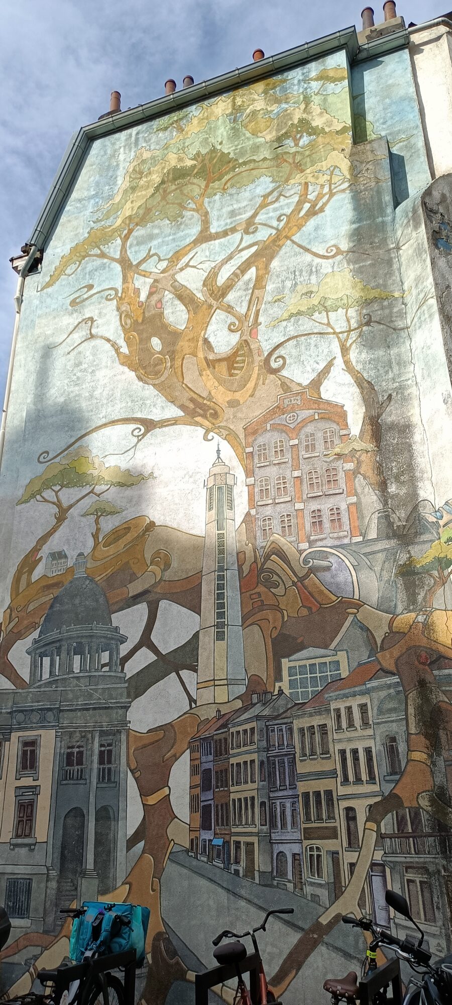 Mechanical tree above Brussels — Street art in Molenbeek-Saint-Jean