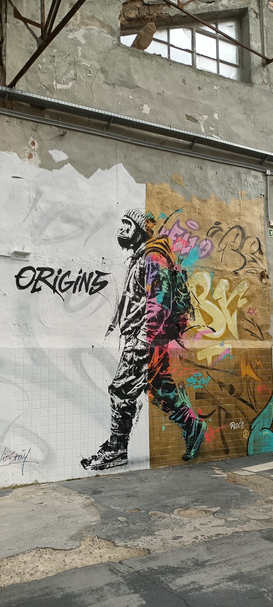 Origins, marcheur qui se dissout en tags — Street art à Lisboa
