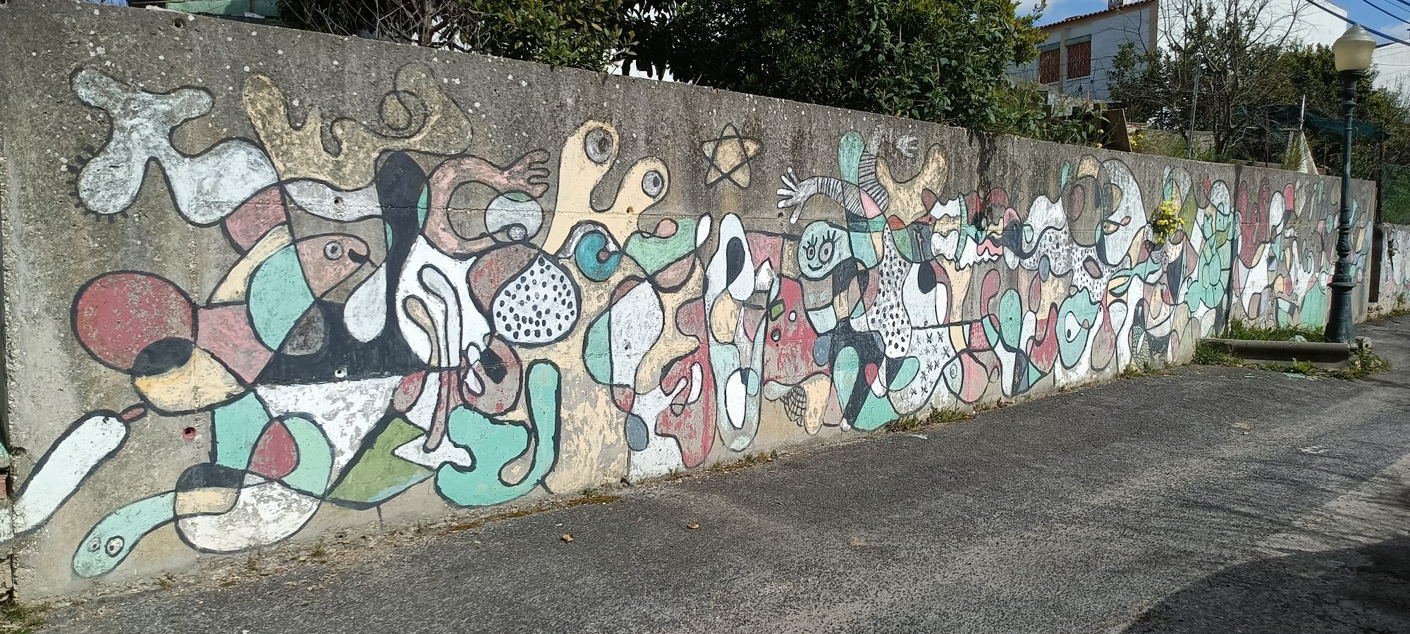 Composition abstraite biomorphique sur mur — Street art à Lisbon