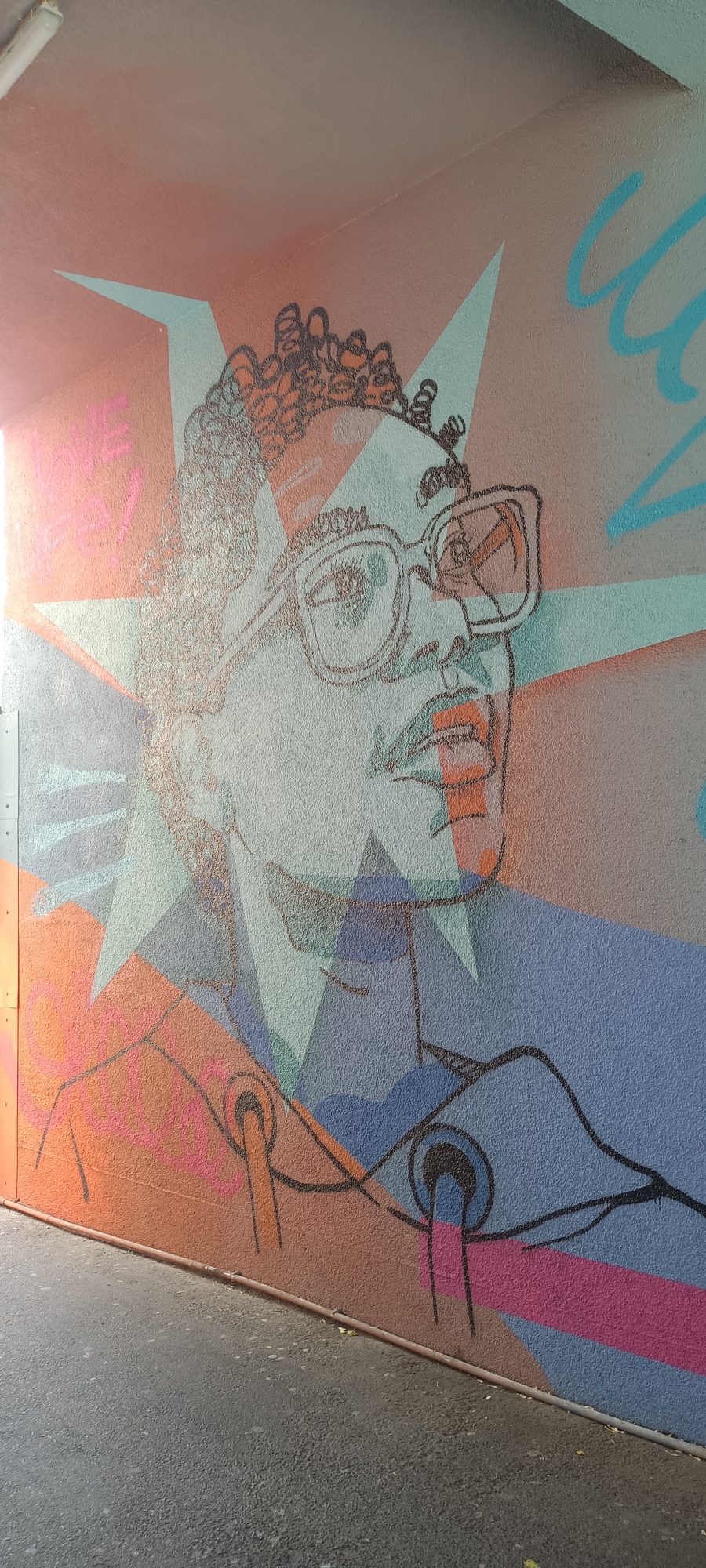 Femme à lunettes sur étoile menthe — Street art à Berlin