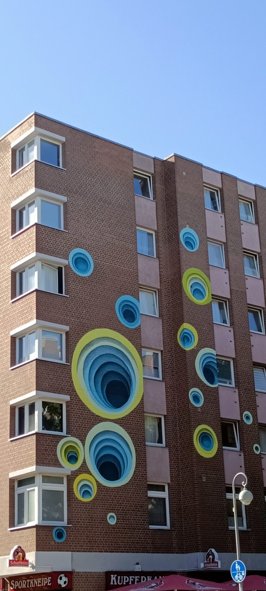 Cercles hypnotiques de la façade — Street art de 1010 à Berlin