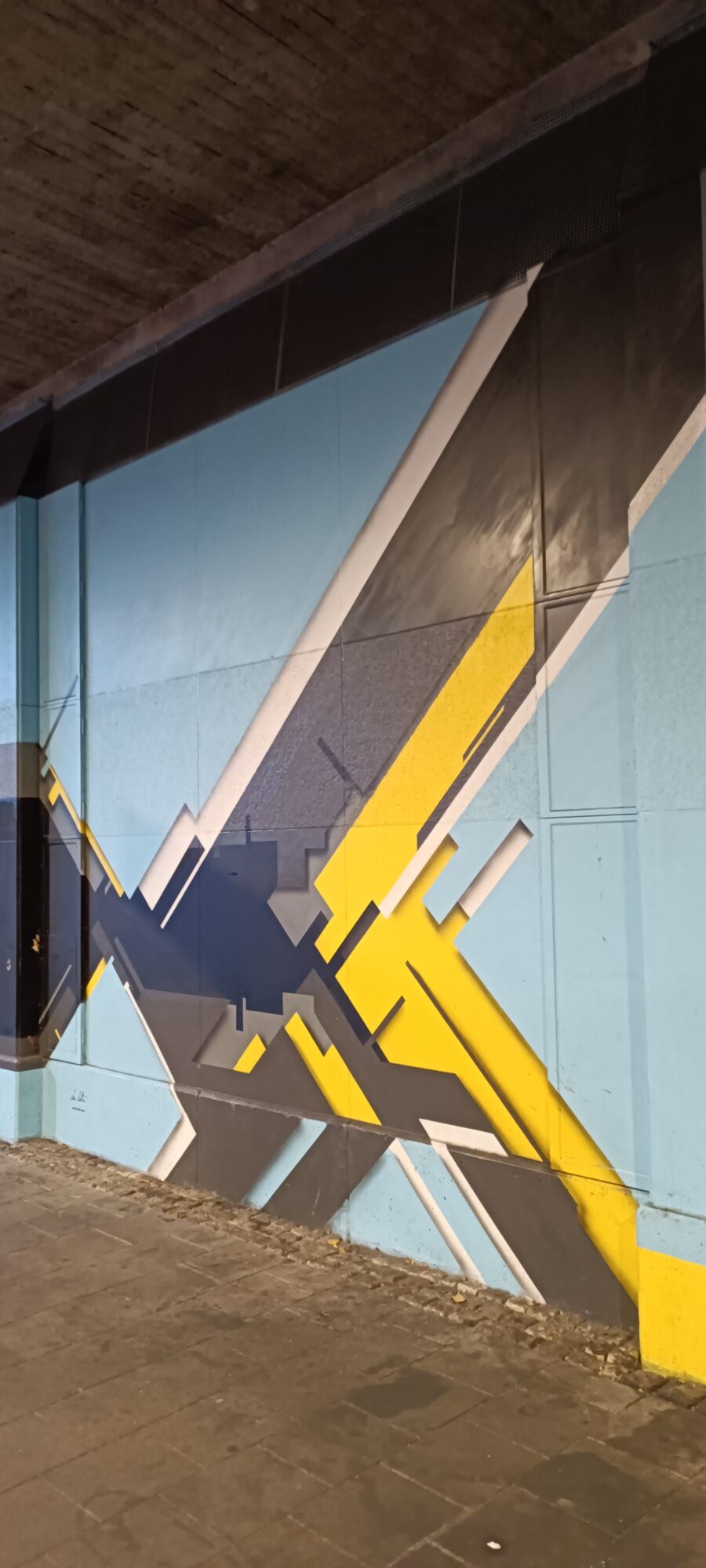Volumes gris et jaunes en diagonale — Street art de Marc C. Woehr à Düsseldorf