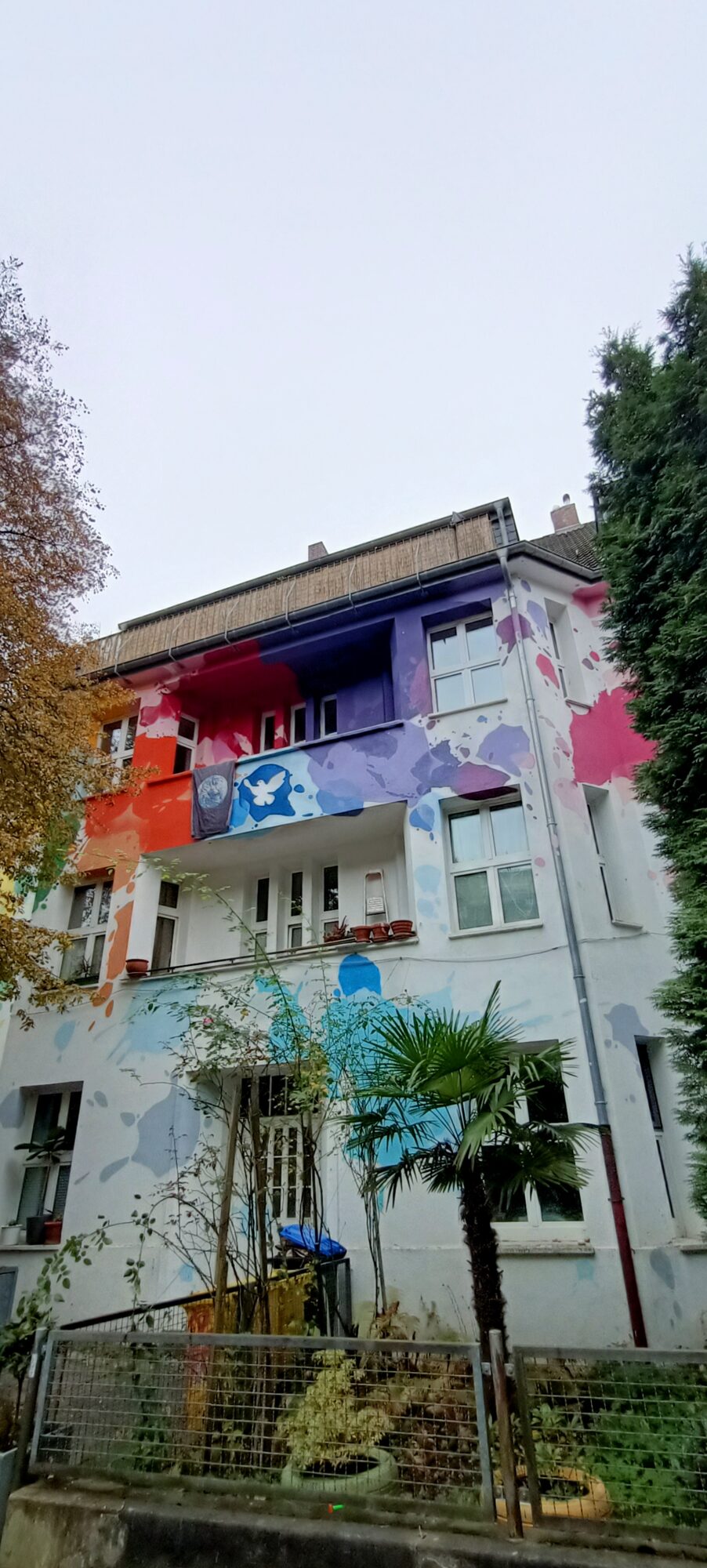 World in Peace, la façade éclaboussée d'Amione — Street art de Amione à Düsseldorf