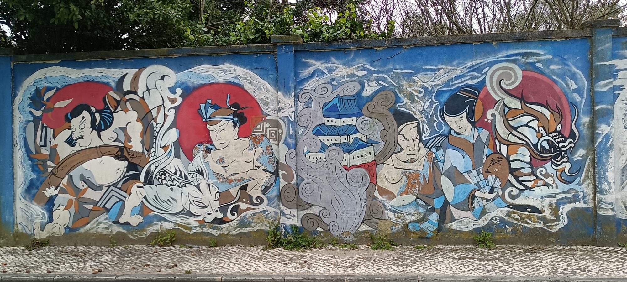 Wrestlers, geisha and dragon — Street art in Lisboa