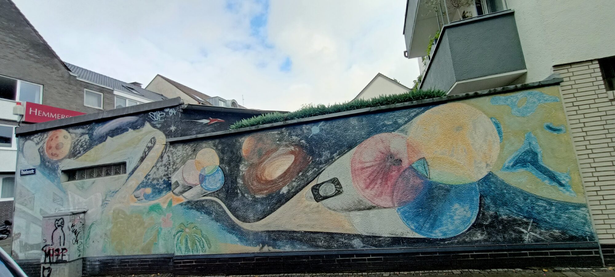 Planètes pastel sur la Thielenstraße — Street art à Köln