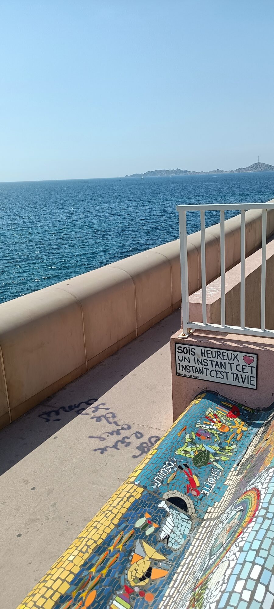 Sois heureux un instant, Corniche — Street art de Un Coeur de Plus à Marseille