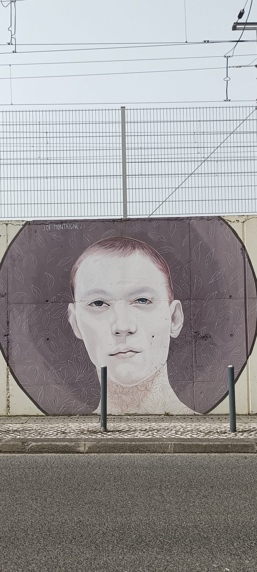 Portrait dans un ovale de feuillages gravés — Street art de Jacqueline de Montaigne à Lisboa