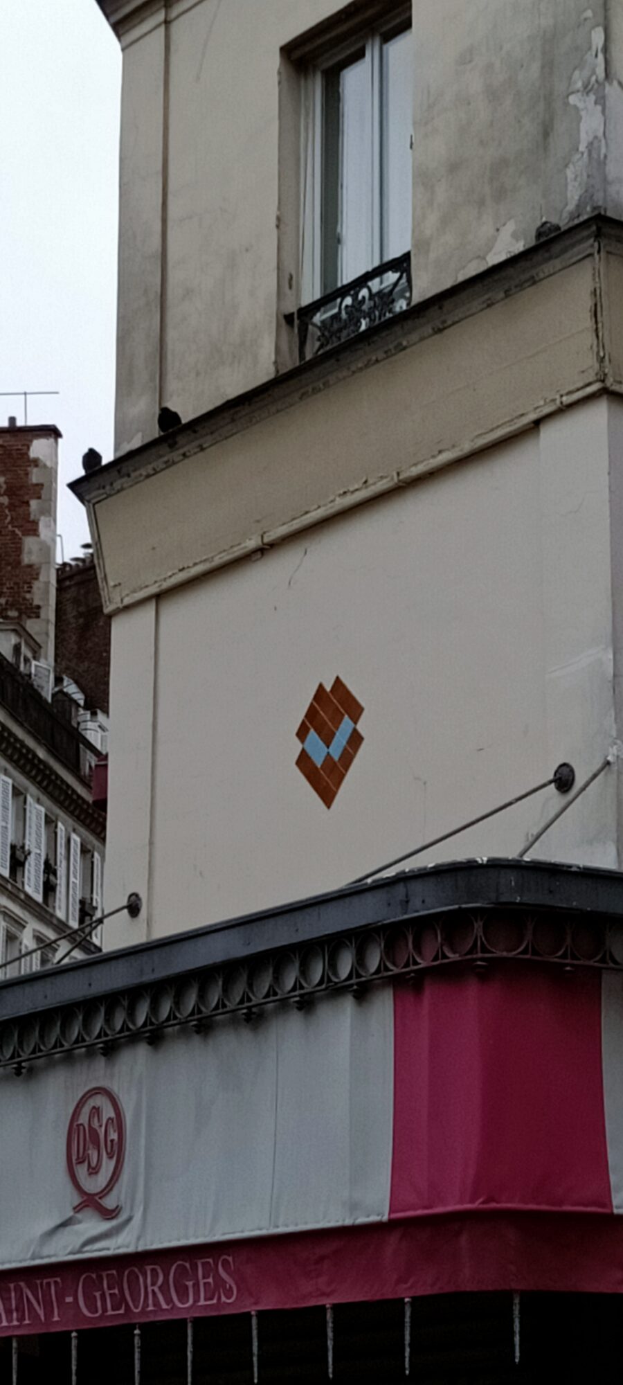 Losange en mosaïque brune et bleue — Street art à Paris