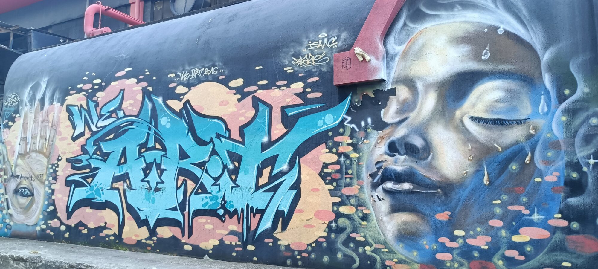 Wildstyle bleu et visage aux larmes — Street art à Marseille