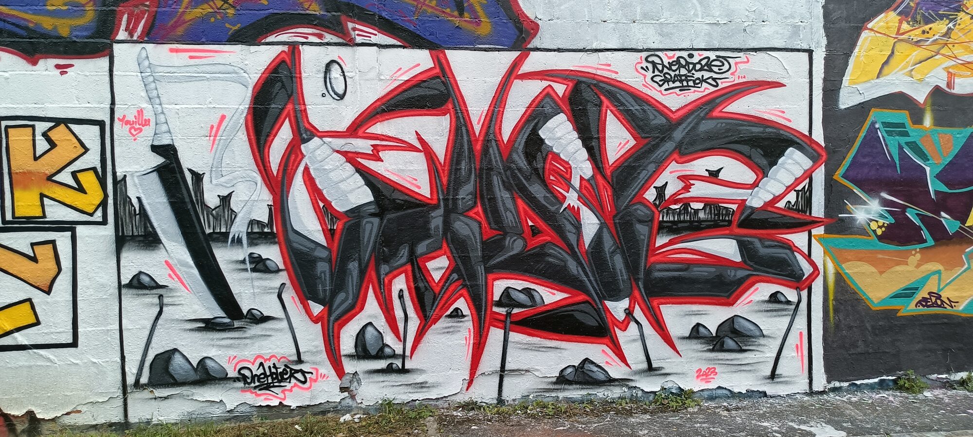 Lettrage rouge et noir aux couteaux — Street art à Reims
