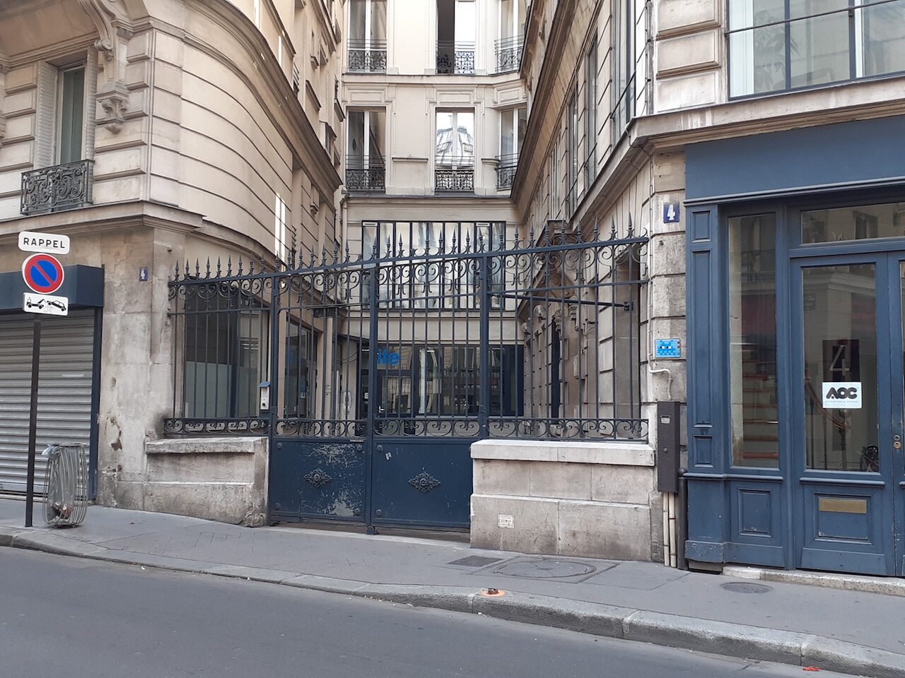 PA_724, Space Invader on 4 Rue Papillon — Street art by Invader in Paris