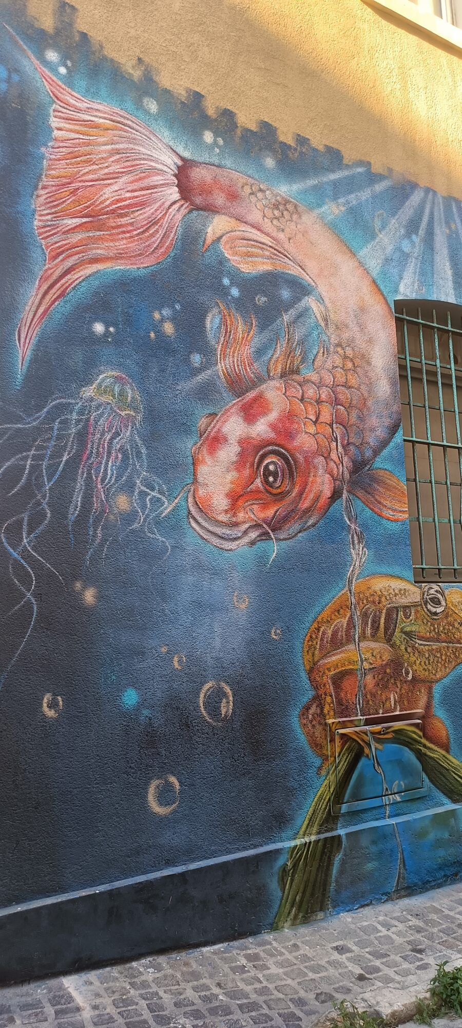 Carpe koï plongeante et méduse — Street art de Poasson à Marseille